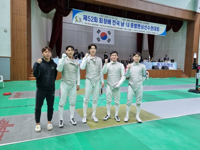 제52회 회장배 전국 남녀 종별펜싱선수권대회에서 금메달을 딴 성북구청 펜싱팀. 성북구 제공