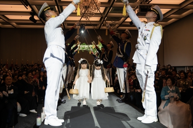 5일 육군호텔(ROKAUS)에서 열린 모범장병 합동결혼식에서 이날 화촉을 밝힌 박철우 상사의 쌍둥이 자녀들이 화동으로 나서 부부를 안내하고 있다. 육군 제공