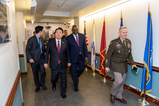 대통령실, 윤 대통령 펜타곤 NMCC 방문 사진 공개