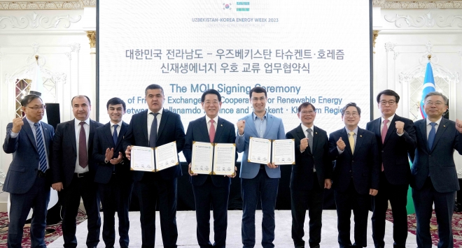 김영록 전라남도지사가 5일(현지시간) 우즈베키스탄 타슈켄트 시티팔레스 호텔에서 ‘전남도-우즈베키스탄 타스켄트·호레즘 신재생에너지 우호 교류 업무협약’을 체결하고 기념촬영을 하고 있다.