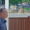 플래카드와 확성기 바라보는 문 전 대통령, ‘평산책방’이 불러온 변화