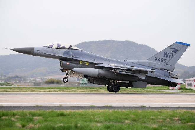 광주기지에 착륙하는 미군 F16 전투기. 사진은 기사 내용과 무관함. 2023.4.16 공군 제공