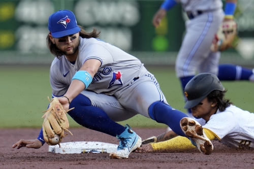 피츠버그의 배지환이 6일(한국시간) 토론토와의 MLB  경기에서  1회말 2루를 훔치고 있다.  AP 연합뉴스