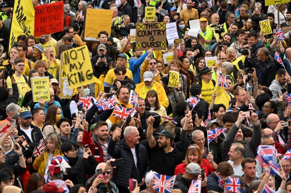 영국 국왕 찰스 3세의 대관식이 열리는 6일(현지시간) 런던 트래펄가 광장에서 시위대가 ‘내 왕이 아니다’(Not My King)라고 쓰인 손팻말을 들고 있다. 2023.5.6 AFP 연합뉴스