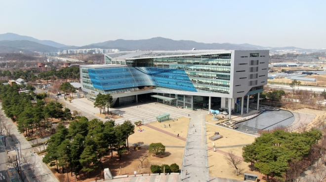 경기 성남시 중원구 성남시청 전경. 경기 성남시 중원구 성남시청 전경.
