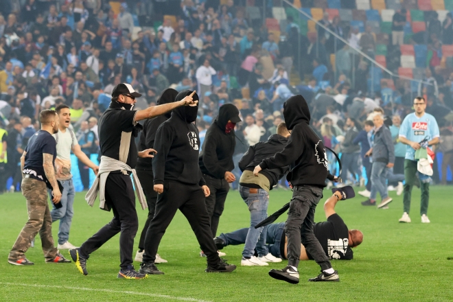 냐폴리의 세리에A 우승이 확정되기 직적 나폴리와 우디네세 서포터스들이 경기장에 난입해 난동을 부리고 있다. [EPA 연합뉴스]