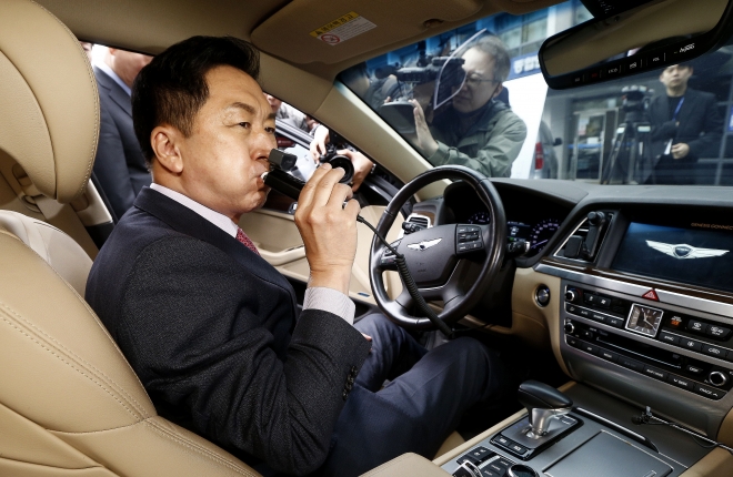 음주운전 방지 장치 체험하는 김기현 국민의힘 대표
