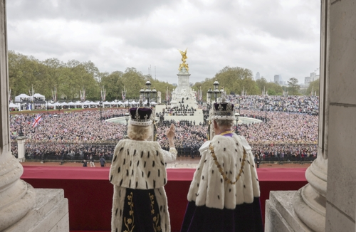 찰스 3세(74) 영국 국왕(오른쪽)과 커밀라 왕비가 6일(현지시간) 런던 버킹엄궁 발코니에서 대관식을 축하하러 모인 인파를 내다보고 있다. 2023.05.07 런던 AP=연합뉴스