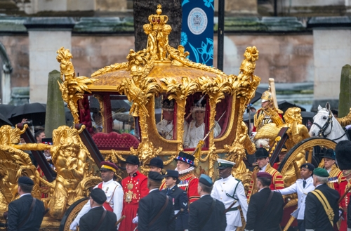 찰스 3세 영국 국왕과 커밀라 왕비가 6일(현지시간) 런던 웨스트민스트 사원에서 대관식을 마치고 ‘황금마차’를 타고 버킹엄궁으로 복귀하고 있다. 2023.05.07 런던 로이터=연합뉴스