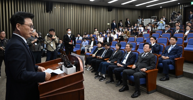 더불어민주당 박광온 원내대표가 3일 오후 서울 여의도 국회에서 열린 의원총회에서 발언하고 있다. 2023.5.3안주영 전문기자