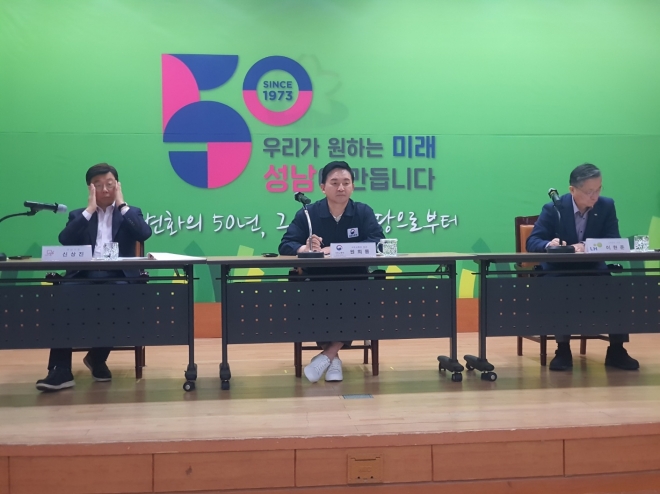 7일 성남시 분당구청에서 열린 ‘분당지역 주민간담회’에서 원희룡(왼쪽 2번째) 국토부장관과 신상진 성남시장, 이한준 한국토지주택공사 사장이 주민들의 질문을 듣고 있다. 신동원 기자 7일 성남시 분당구청에서 열린 ‘분당지역 주민간담회’에서 원희룡(왼쪽 2번째) 국토부장관과 신상진 성남시장, 이한준 한국토지주택공사 사장이 주민들의 질문을 듣고 있다. 신동원 기자