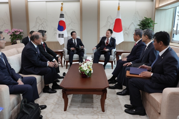 한일 정상 소인수 회담 윤석열 대통령과 기시다 후미오 일본 총리가 7일 서울 용산 대통령실 청사에서 한일 정상 소인수 회담을 하고 있다. 대통령실 제공