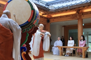 김건희 여사, 기시다 유코 여사와 수륙재 관람… “양국 화합 기원”