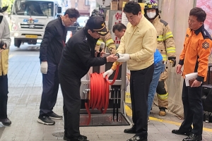 “매립식 소방함 이렇게 써요” 전통시장 화재 잡는 관악구 [현장 행정]