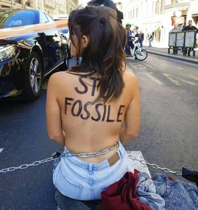 이탈리아 환경단체 ‘울티마 제네라치오네’ 활동가가 지난 4일(현지시간) 로마 중심가에서 반나체 도로 점거 시위를 벌이며 ‘화석연료 사용 중단’을 주장하고 있다. 울티마 제네라치오네 홈페이지 캡처