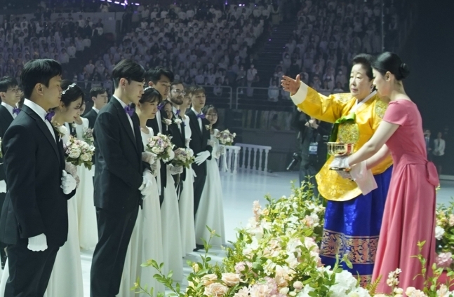 합동결혼식에서 성수 의식을 하는 한학자 총재. 2023.5.7 세계평화통일가정연합 제공 연합뉴스