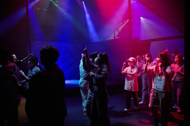 ‘차차차원이 다다른 차원’에서 관객들이 공연에 함께하는 모습. LG아트센터 제공