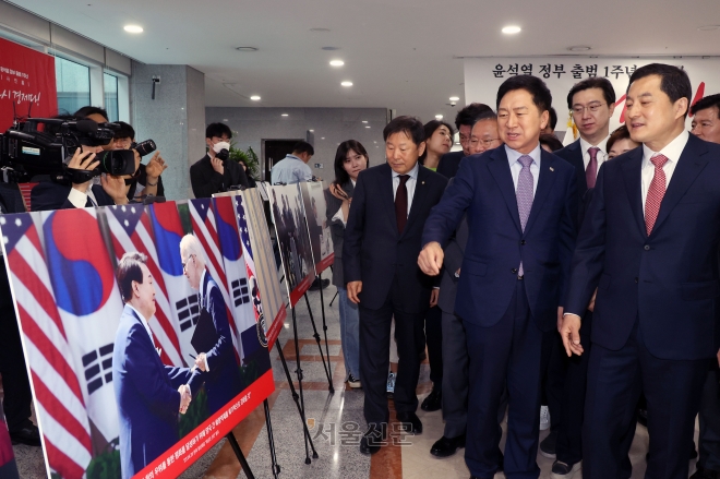 국민의힘 김기현 대표 등 지도부가 8일 오전 서울 여의도 국회 의원회관 제2로비에서 열린 윤석열정부 출범 1주년 사진전 행사에서 전시 사진을 둘러보고 있다.2023.5.8안주영 전문기자