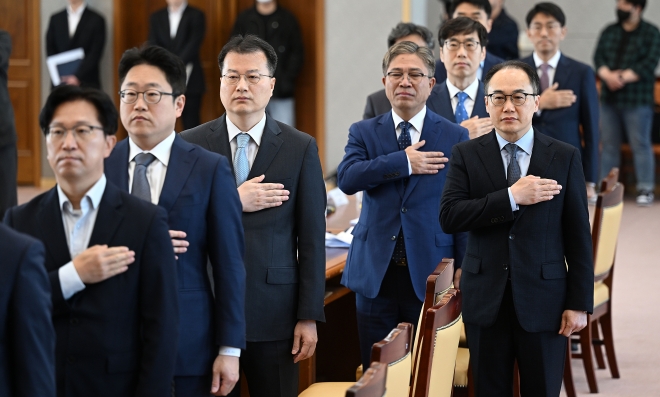 이원석 검찰총장이 8일 서울 서초구 대검찰청 대회의실에서 열린 전국 마약 전담 부장 검사회의 시작 전 참석자들과 함께 국기에 대한 경례를 하고 있다. 2023.5.8 오장환 기자