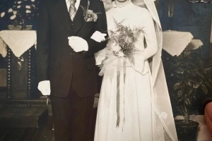 인도 갔던 김사랑… 돌연 ‘결혼사진’ 올렸다