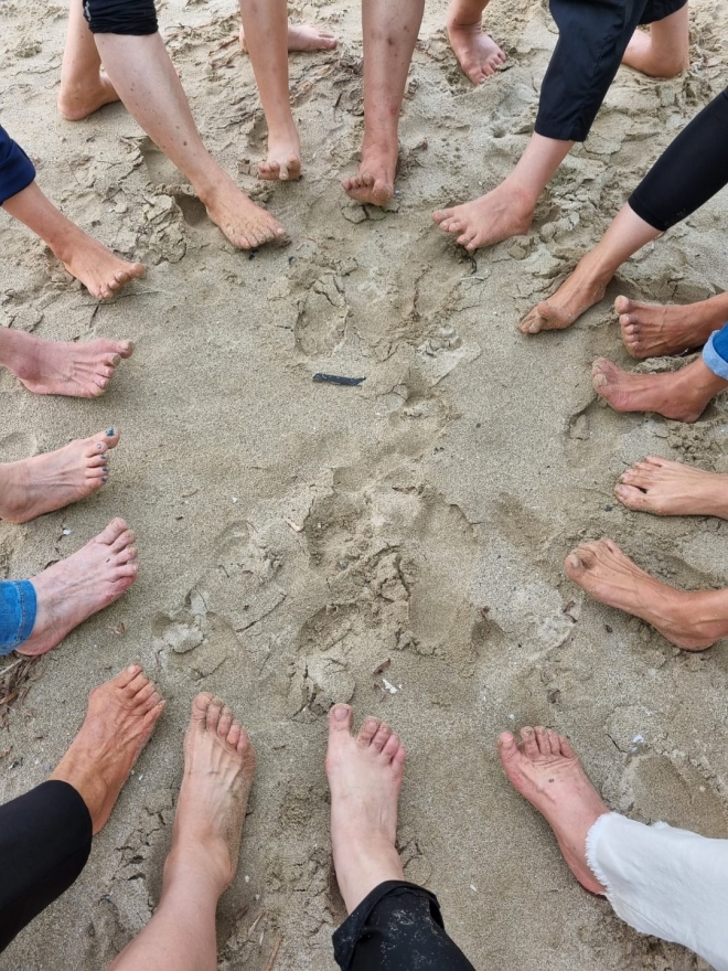 포함맨발학교 회원들이 영일대해수욕장에서 ‘맨발 걷기’ 도중  촬영한 인증샷. 포항맨발학교 제공