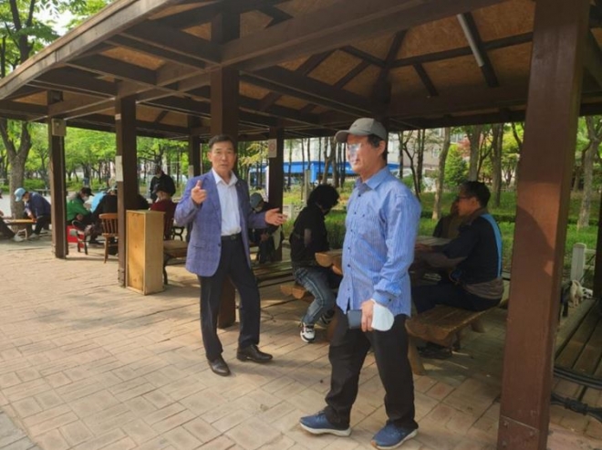 지난 4일  동대문구 답십리동에 있는 간데메공원을 현장방문한 남궁역 의원(왼쪽)