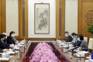 中 외교부장, 주중 美대사에 “우리 레드라인 존중” 경고