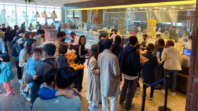 지난 3월 25일 열린 ‘2023 베리베리 빵빵데이 천안’에 참여한 방문객들이 빵을 주문하기 위해 줄을 서고 있다. 천안시 제공