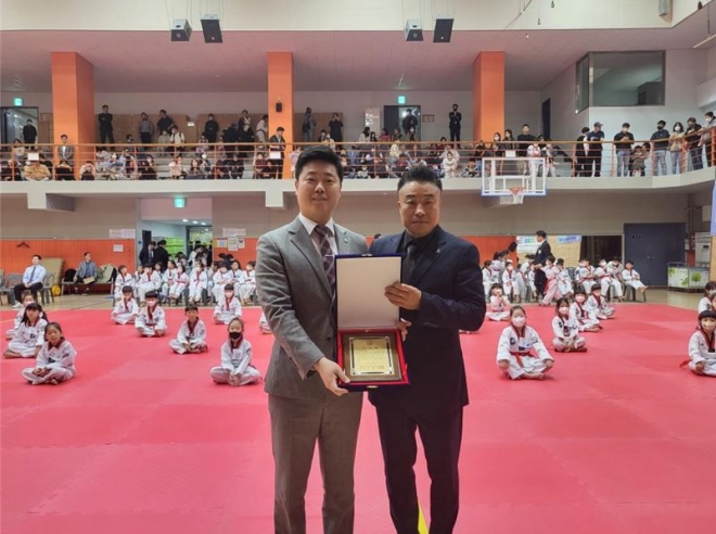 ‘강서구태권도시범단 단장’으로 임명된 김경훈 의원(왼쪽)