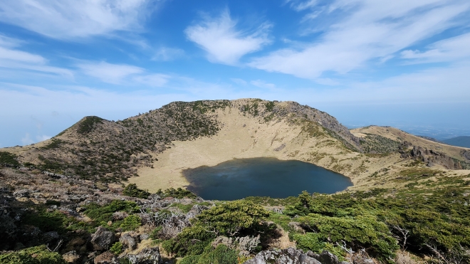 기록적 폭우에 가득 찬 한라산 백록담