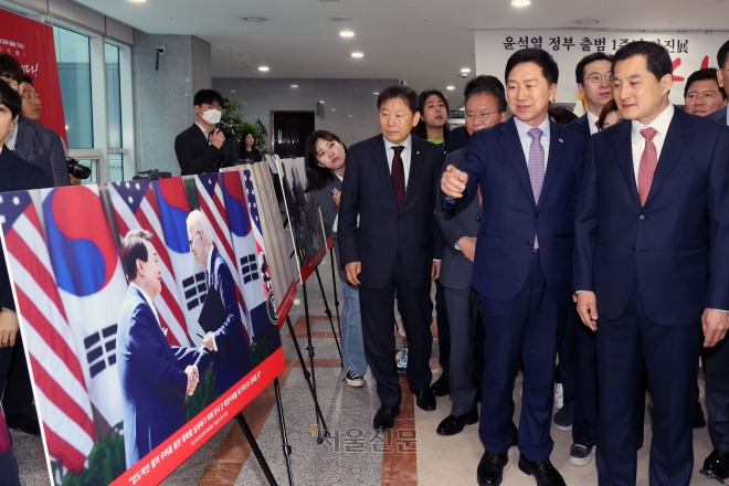 尹정부 1주년 사진전 참석한 與지도부