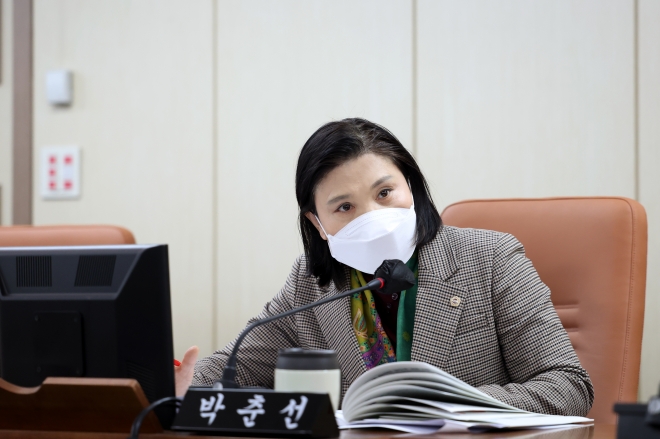 상임위 회의 중 발언하는 박춘선 의원