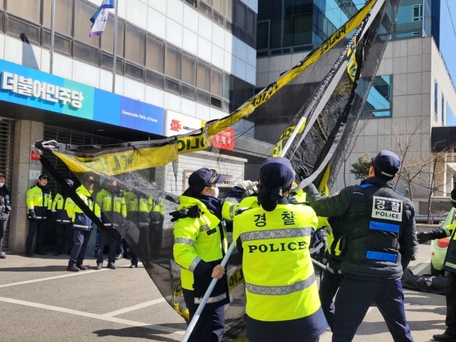 서울 여의도 더불어민주당사 앞에서 혼성기동대 소속 여성 대원들이 그물망 훈련을 하는 모습. 사진은 기사 내용과 무관함. 2023.2.26 연합뉴스