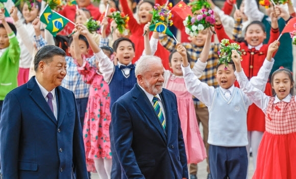시진핑(왼쪽) 중국 국가주석과 루이스 이나시우 룰라 다시우바 브라질 대통령과 지난달 14일 중국 베이징 인민대회당에서 열린 정상회담 환영행사에서 어린이들의 환호를 받고 있다. 서울신문 DB