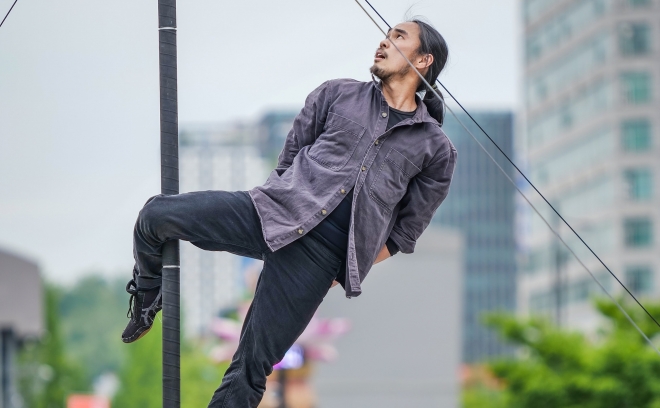 서울 노원구가 13~14일 ‘노원거리예술제’를 진행한다. 사진은 공연 예술가 서남재씨가 장대 위에서 연기를 펼치는 폴 서커스를 선보이는 모습. 노원구 제공