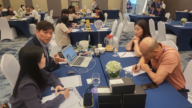 전남도 수출개척단이 5월 1일부터 엿새간 태국 방콕과 베트남 하노이를 방문해 수출 상담을 하고 있다.