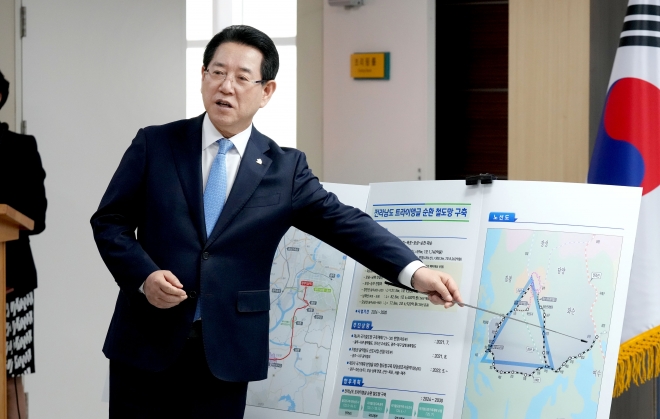 김영록 전라남도지사가 9일 도청 브리핑룸에서 광주(상무·소태)~나주~목포~보성~순천·화순을 연결하는 ‘전라남도 트라이앵글 순환 철도망 구축’ 에 관련한 언론 브리핑을 갖고 있다.