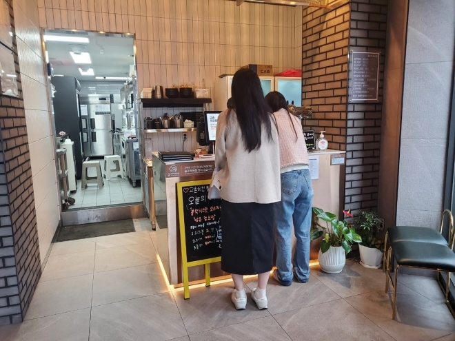 순천시내 일부 숙박업소와 식당 등이 정원박람회 특수를 노린 바가지 요금을 받고 있어 순천시가 9일부터 합동 단속에 나선다.