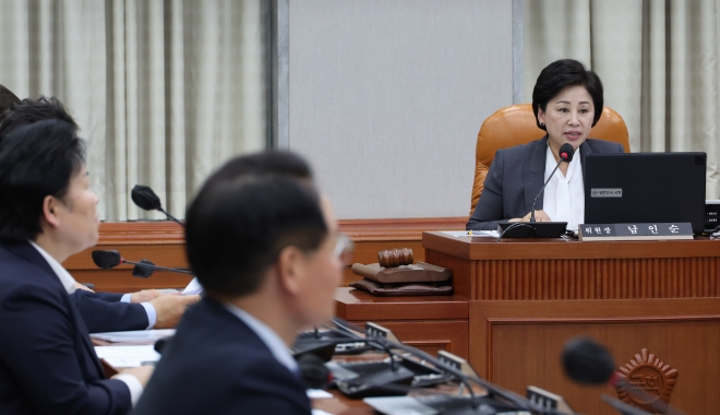 발언하는 남인순 정치개혁특별위원회 위원장