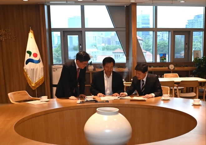 오세훈(가운데) 서울시장과 김길성(왼쪽) 중구청장, 지상욱(오른쪽) 국민의힘 중구·성동구을 당협위원장이 지난 4일 서울시청 시장 집무실에서 면담을 하고 있다. 중구 제공