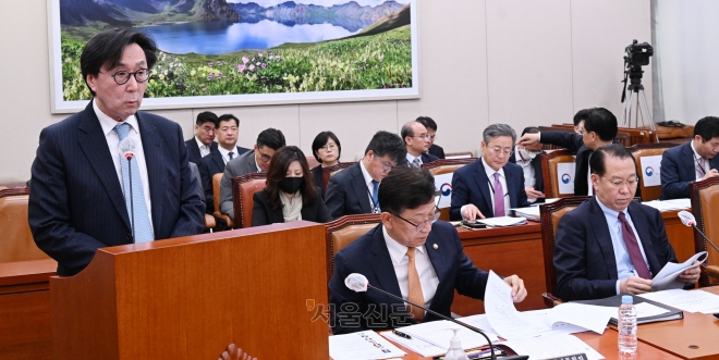 장호진 외교부1차관이 9일 오후 국회에서 열린 외교통일위원회 전체회의에서 보고하고 있다.   안주영 전문기자