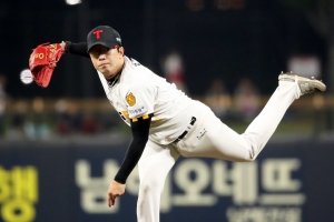 10K 양현종, 김광현과 8년만의 맞대결서 승리