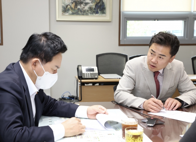 오언석(오른쪽) 서울 도봉구청장이 지난해 7월 원희룡 국토교통부 장관과의 간담회에서 수도권광역급행철도(GTX) C노선 도봉 구간을 지하에 건설할 것을 요청하고 있다. 도봉구 제공