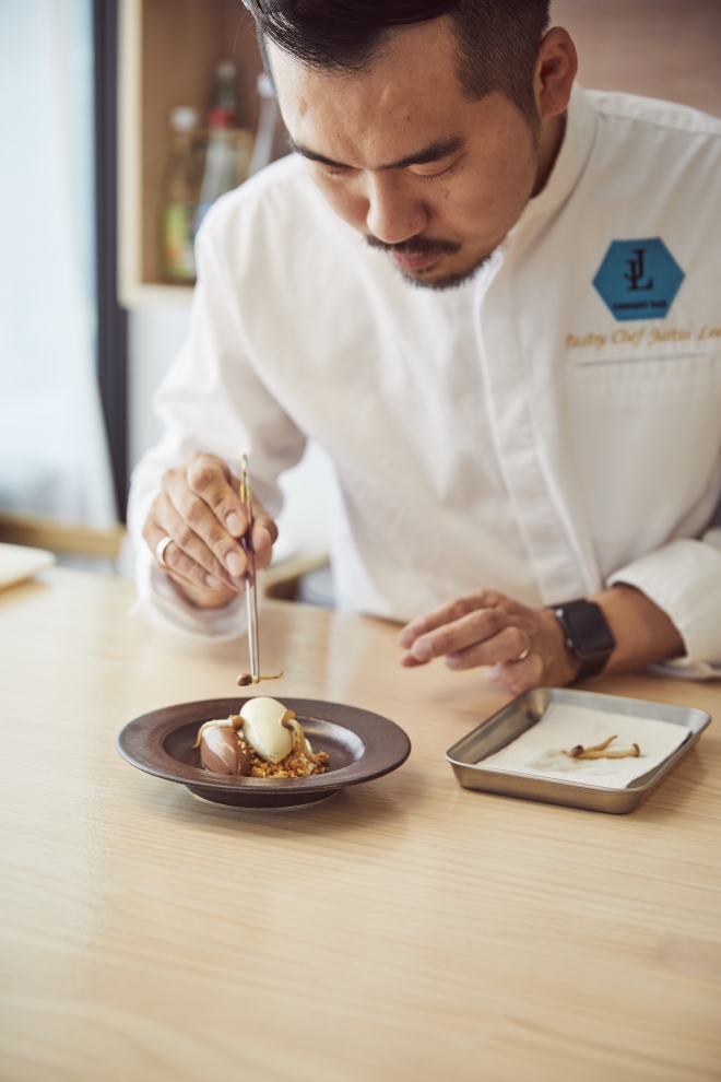 ‘EAT!서울, EAT!태원 프로젝트’에 참여하는 이태원 제이엘 디저트바에서 셰프가 디저트를 만들고 있다. 서울시 제공