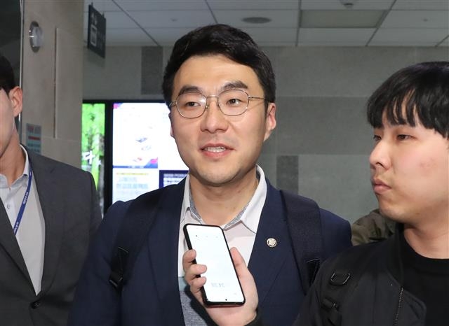 가상자산 보유 논란이 계속되고 있는 김남국 더불어민주당 의원이 9일 저녁 서울 여의도 국회 의원회관 의원실에서 나와 취재진의 질문을 받으며 이동하고 있다. 2023.5.9 뉴스1