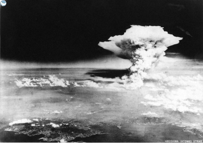 1945년 8월 6일 일본 히로시마 원자폭탄 투하 당시 버섯구름이 치솟고 있다. 미군/히로시마 평화기념자료관