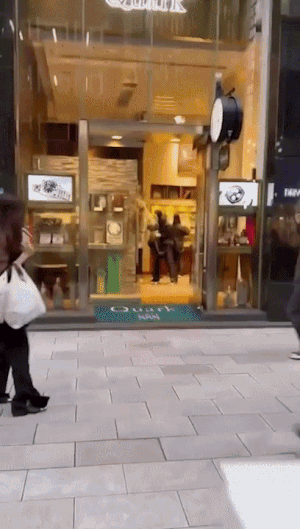 강도단이 일본 도쿄 긴자에 있는 고급시계 롤렉스 전문 판매점에서 물건을 훔치는 장면. 트위터