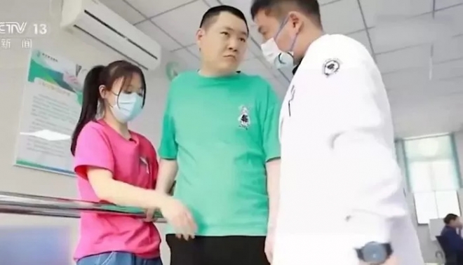 사고로 3년간 식물인간 상태에 빠졌던 중국인 장 리가 아내 딩의 지극정성 간호 덕분에 깨어났다고 홍콩 사우스차이나모닝포스트가 보도했다. 사진=중국중앙TV