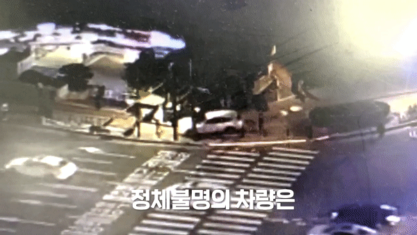 한 차량이 서울 마포구의 인도에서 오도가도 못한 상태로 전진후진만 반복하는 모습. 서울경찰청 페이스북 캡처.