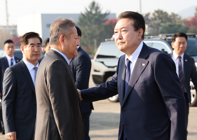 이상민 행안부 장관과 인사하는 윤석열 대통령